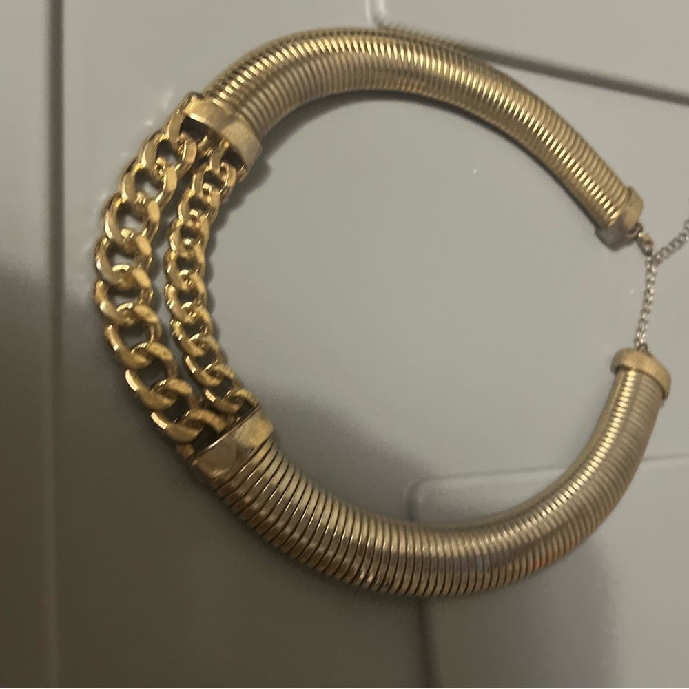 Elegant Gold-Tone Women's Necklace - Picture 2 of 9